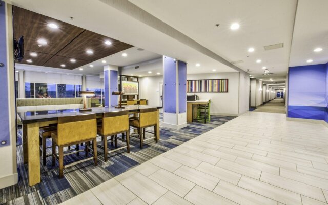 Holiday Inn Express & Suites Dallas NW - Farmers Branch by IHG