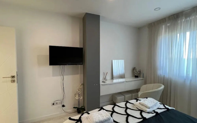 Luxurious Beach House With Wi-fi and Parking