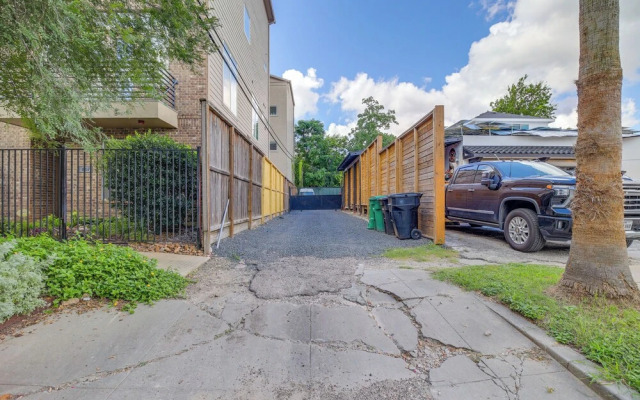 Pet-friendly Houston Apartment: Walk to Midtown!