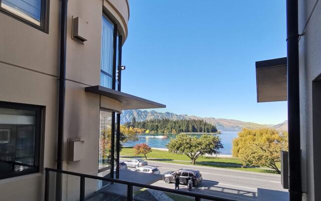 Modern Spacious Town Center Unit with Lake View