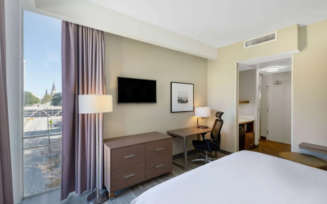 La Quinta Inn and Suites by Wyndham Tulsa Downtown - Route 66
