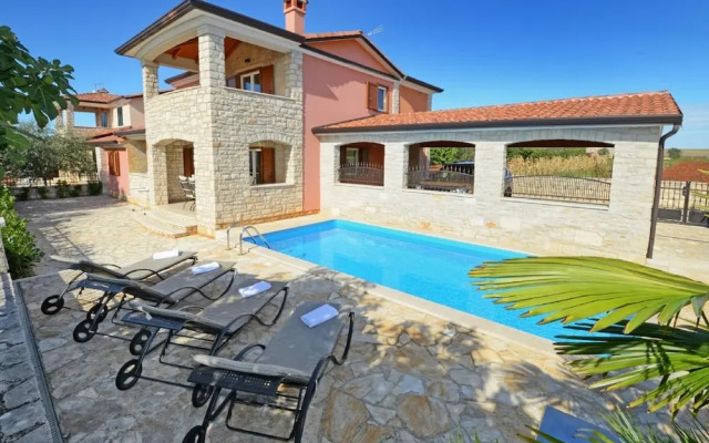 Cozy Holiday Home in Rogovici With Swimming Pool