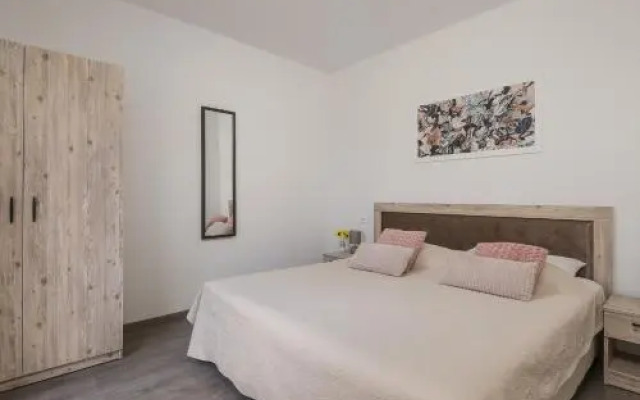 Sky Apartments & Rooms