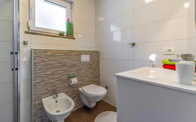 Holiday House emjalemi