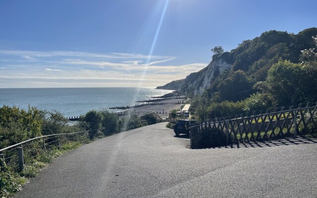 Impeccable 2-bed Apartment in Eastbourne
