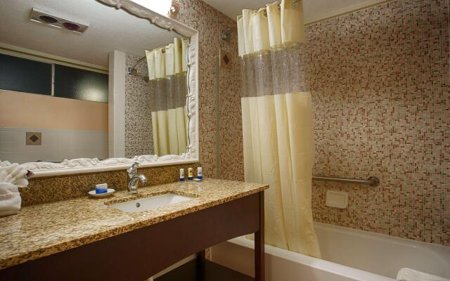 Best Western Plus Yacht Harbor Inn