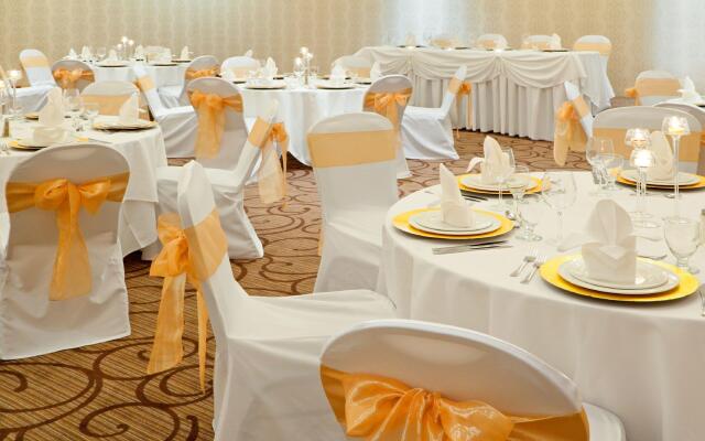 Holiday Inn Oakville Centre by IHG