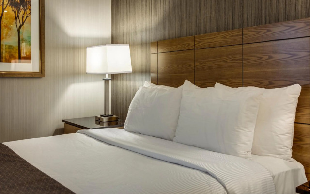 Monte Carlo Inn Airport Suites