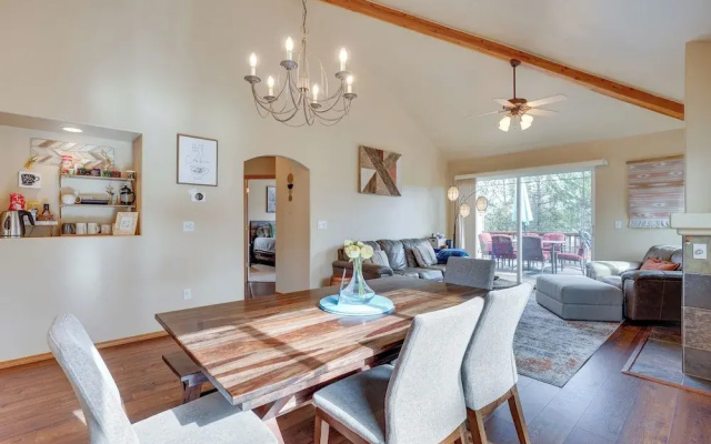 Pet-friendly Townhome w/ Hot Tub in Redmond!