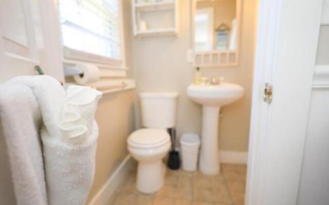 Allen Harbor Breeze Inn & Gardens