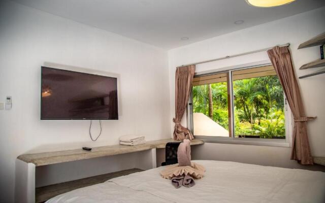 Filou Studio Butterfly Pool Access