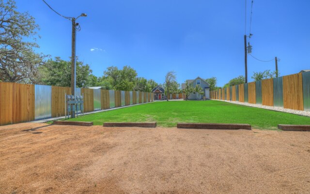 Red Door Movie Lounge Casita