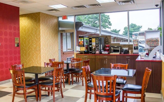 Rodeway Inn Macarthur Airport