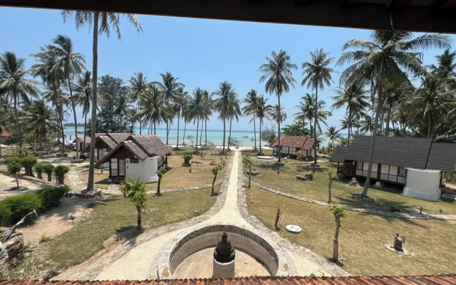 Arys lagoon bungalow & hotel