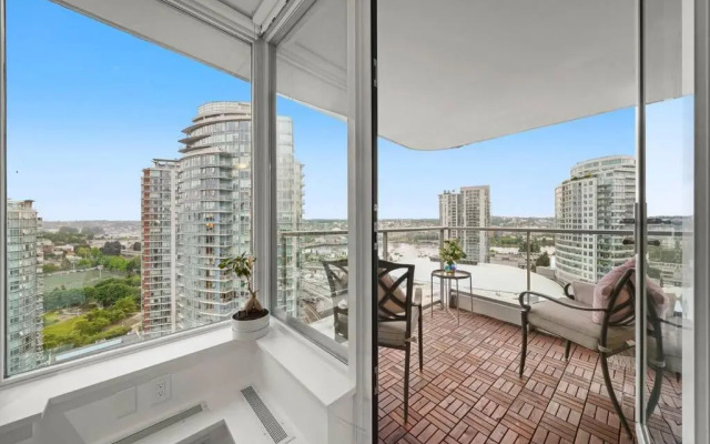 Water View Condo in Downtown Vancouver (2BR/2Bath)