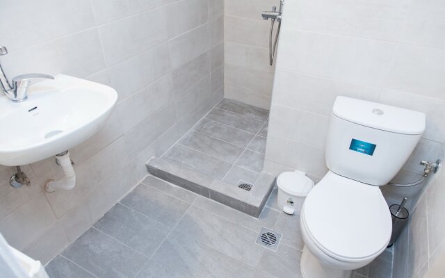 Brand new apt in central Athens