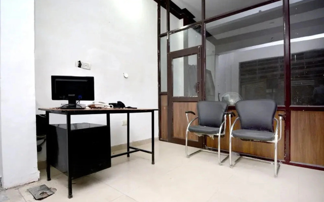 White House By OYO Rooms