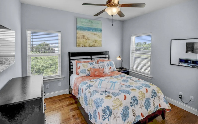 5 Bed, 5 Bath Beach Home/only a 3 Minute Walk To The Beach! Sleeps 12