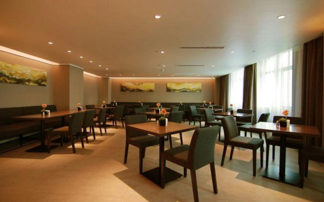 Homeinn Plus Hotel (Dandong Yalu River Grand Bridge Broken Bridge Scenic Area Railway Station)
