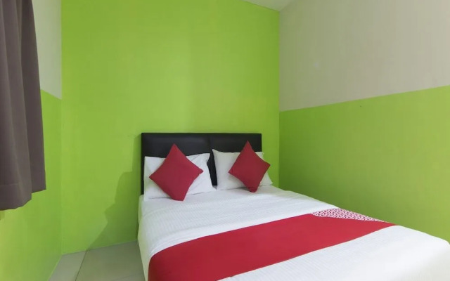 OYO 44072 Mines Cempaka Hotel