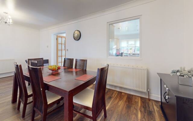 Charming 5-bed House in Grays