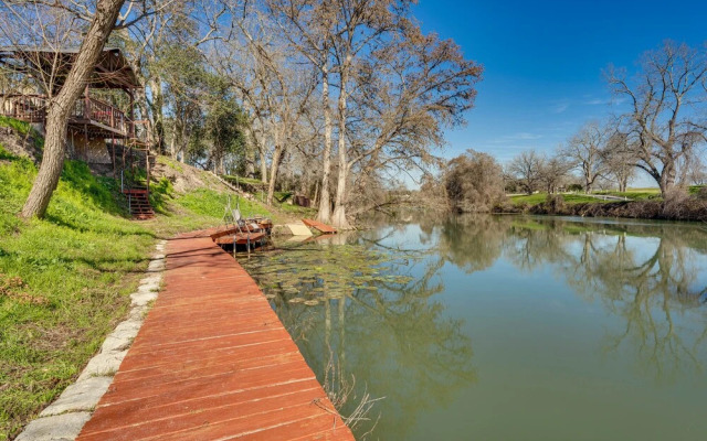 Seguin Riverfront Retreat: Fishing Dock + Kayaks!