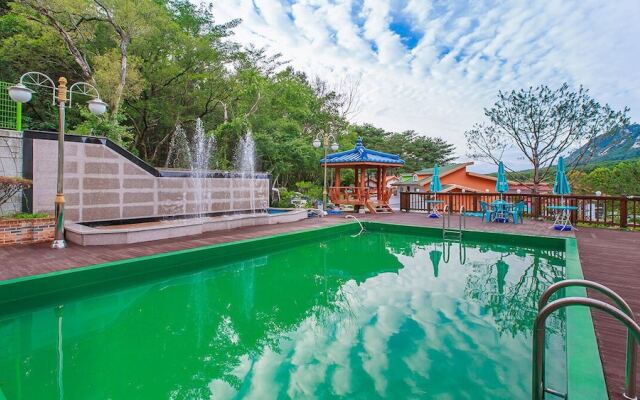 Lake and Pine Spa Pension