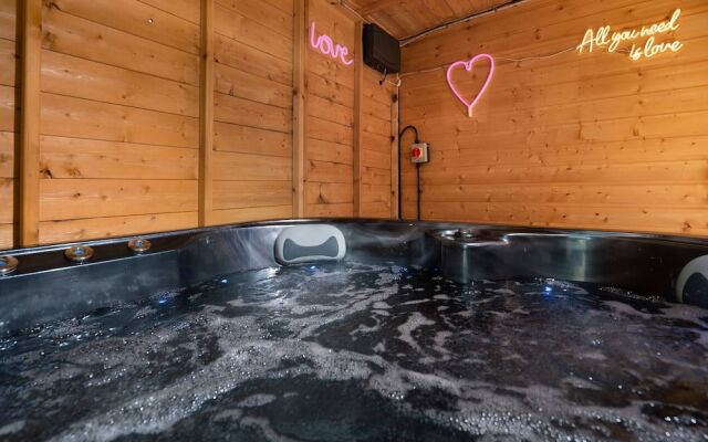 "family Holiday Home With Hot Tub Sleeps 8"