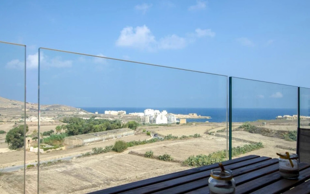 2 Bed Apartment w Distant Sea and Country Views