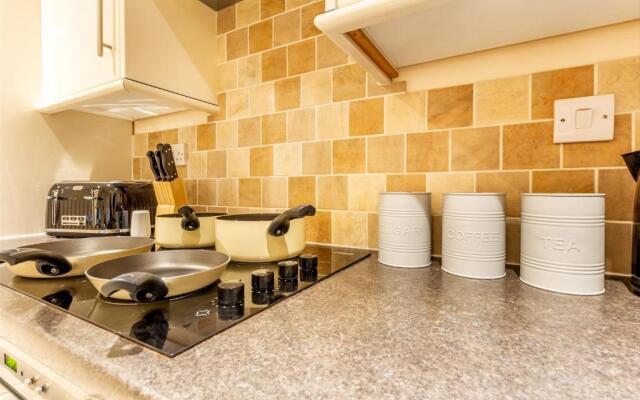 Apartment 4 Hillbrook House, Malvern - Guest Homes