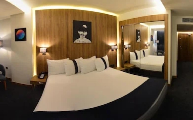Monarch Hotel