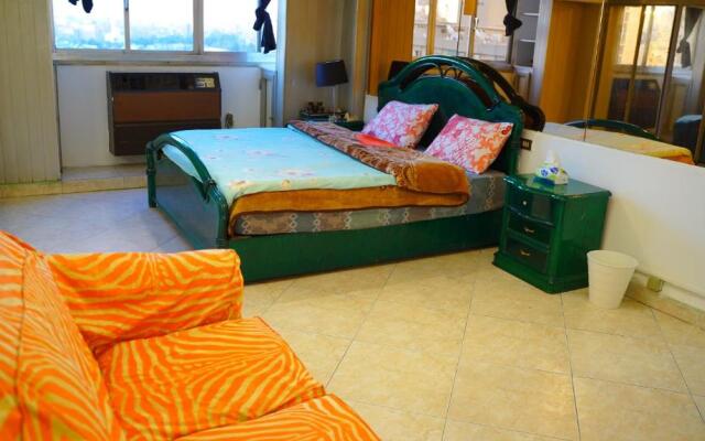 Spacious 2 Bedroom Apt Viewing the Holy Nile