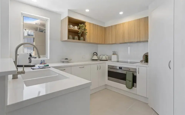 Stylish 3-bed Apartment in Coastal Redcliffe