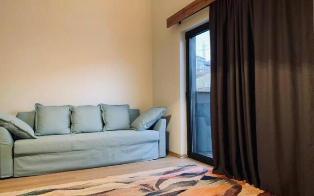 Mariam's Stunning And Sunny Apt