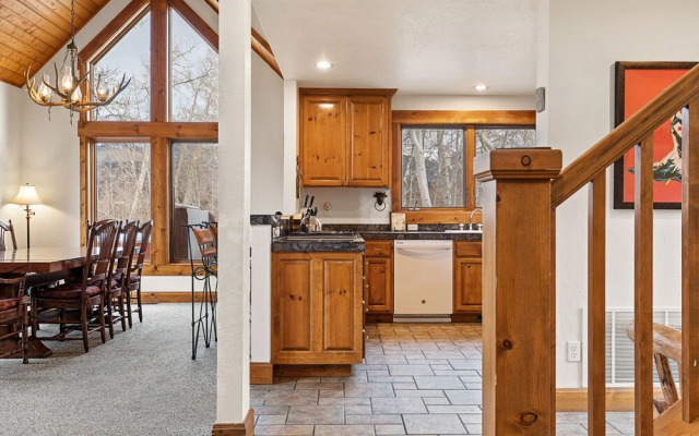 Russell Home by Avantstay Expansive Deck, Stunning Views & Hot Tub!