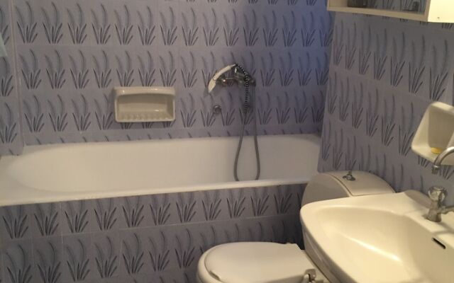 Spacious 3 Bedroom 5bed Apartment - Adults Only