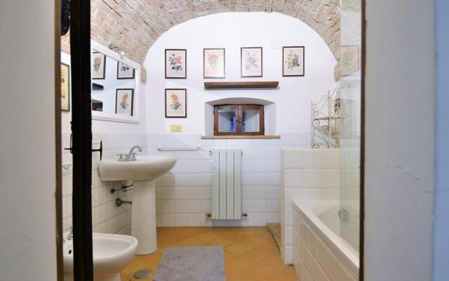 Nice apartment in Mantignana with shared pool