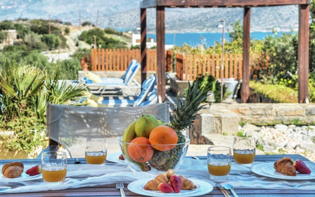 Spacious Villa near Sea in Elounda
