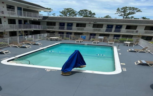 Motel 6 Lakeland, FL