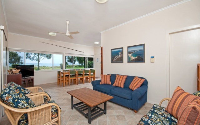 Sandy Shores, 18 Corlette Point Road — hotel in Corlette