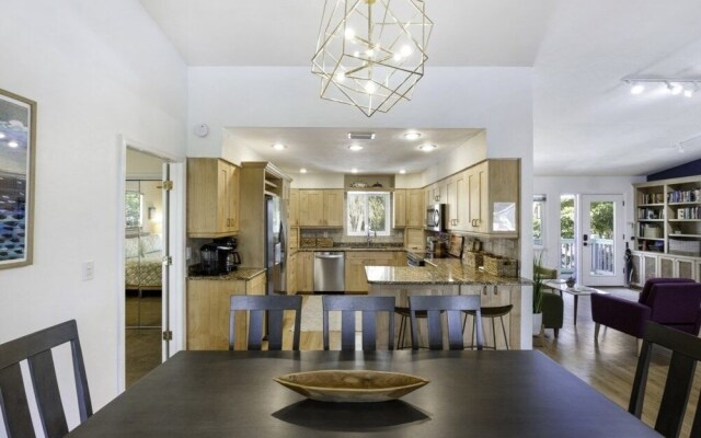 Dancing Dolphin 4 Bedroom Home by RedAwning