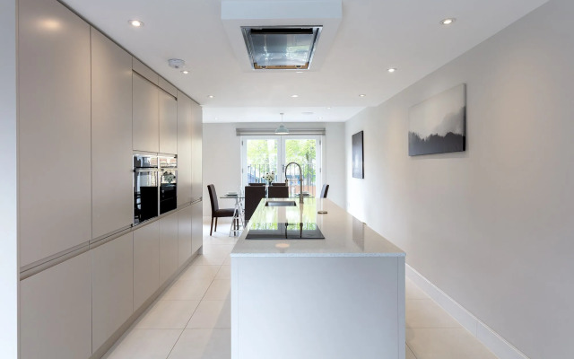 Immaculate Central Windsor Town House