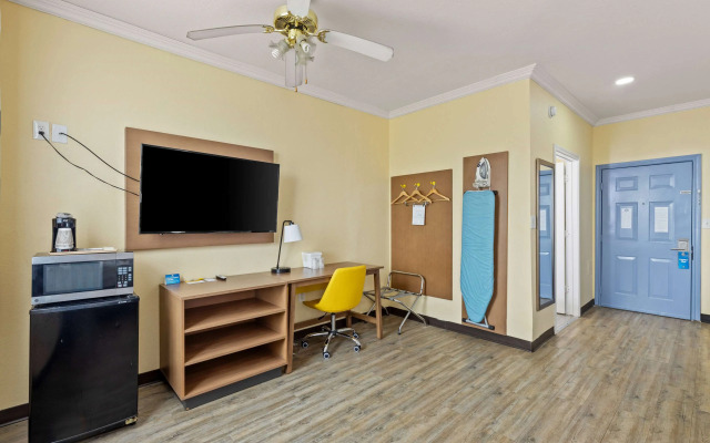 Days Inn & Suites by Wyndham Euless DFW Airport South