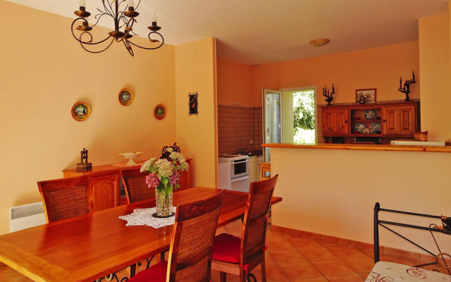 Semi-detached House on a Vineyard, Talais