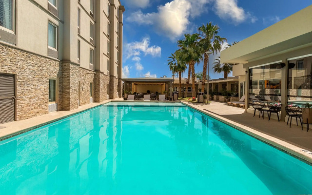 Hotel Mesaluna Near American Consulate