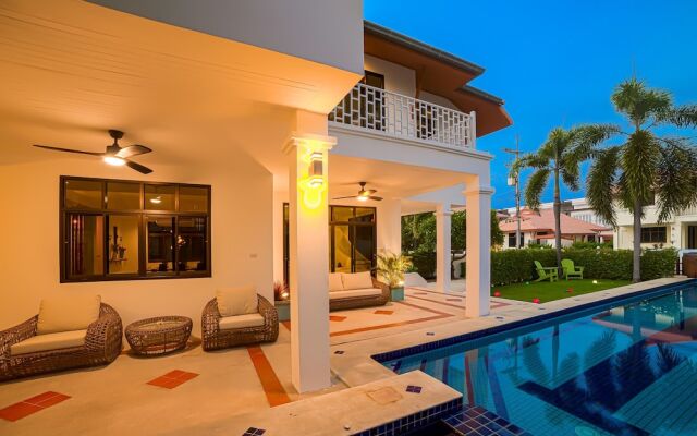 Pool villa  4 BR walking to Beach HV