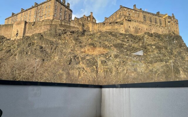 Amazing 2 Bedroom Apartment With Views of Edinburgh Castle
