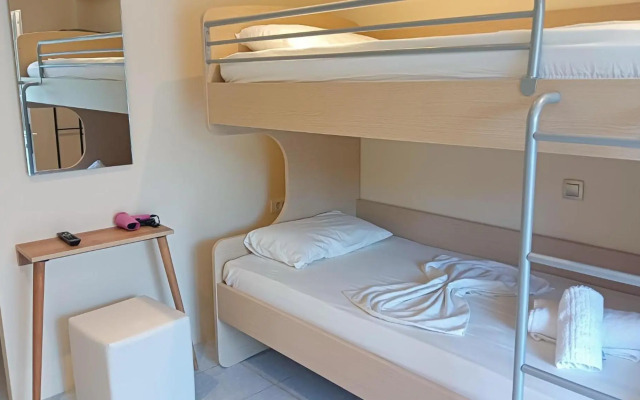 Leonidas Hotel and Studios