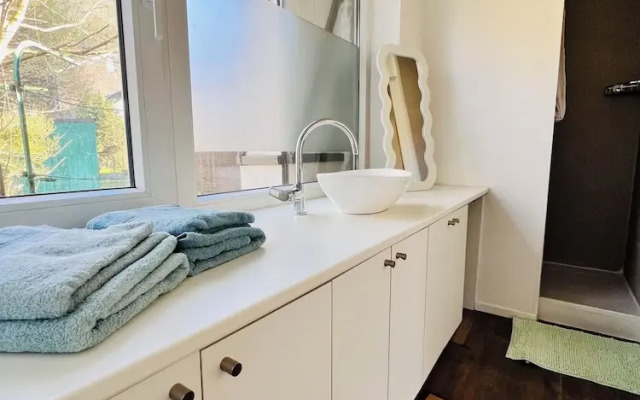 Maison proche rivière avec jardin