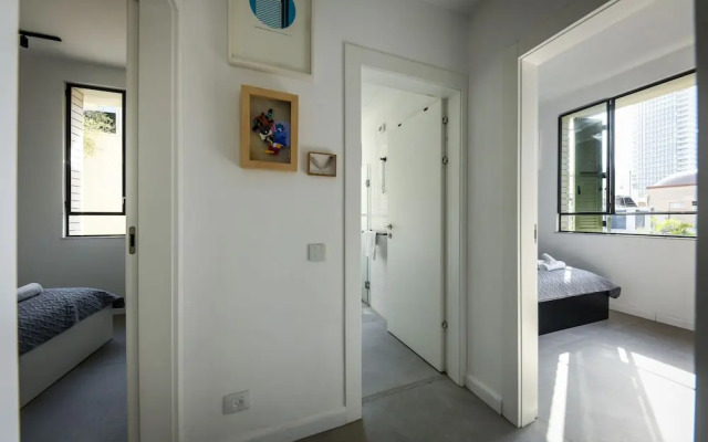Artistic 2BD Apt w Balcony on Montefiore